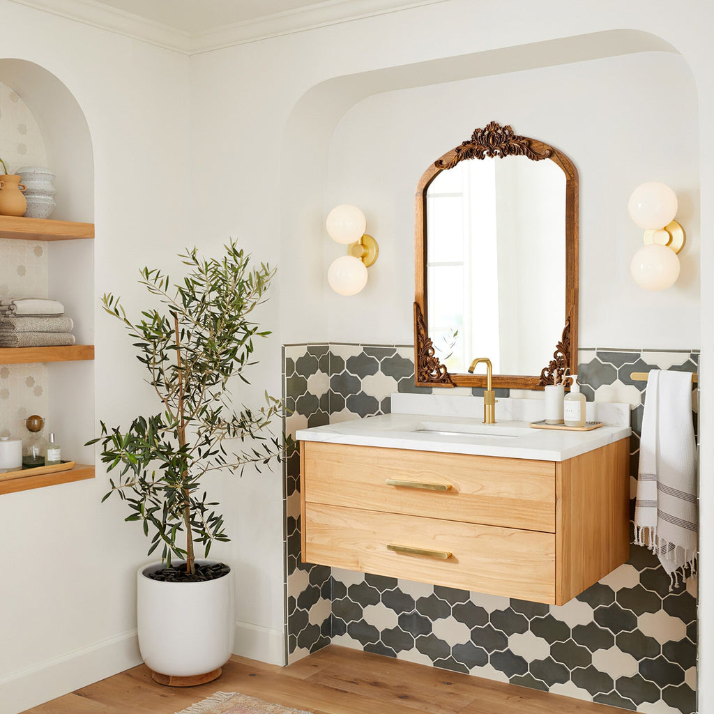 Specchio da pavimento intagliato in legno massello a tutta lunghezza ad arco