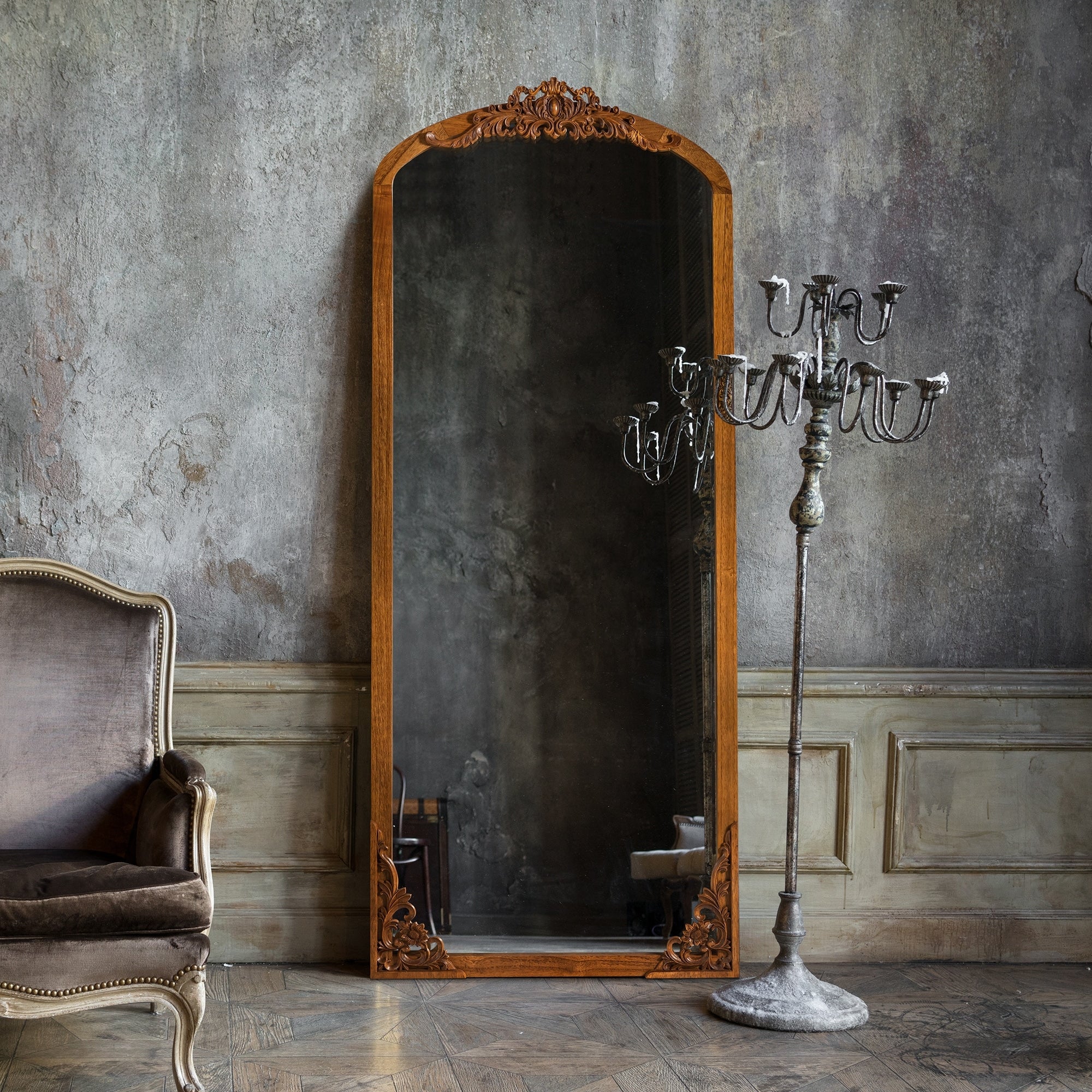 Specchio da pavimento intagliato in legno massello a tutta lunghezza ad arco