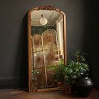 Specchio da pavimento intagliato in legno massello a tutta lunghezza ad arco