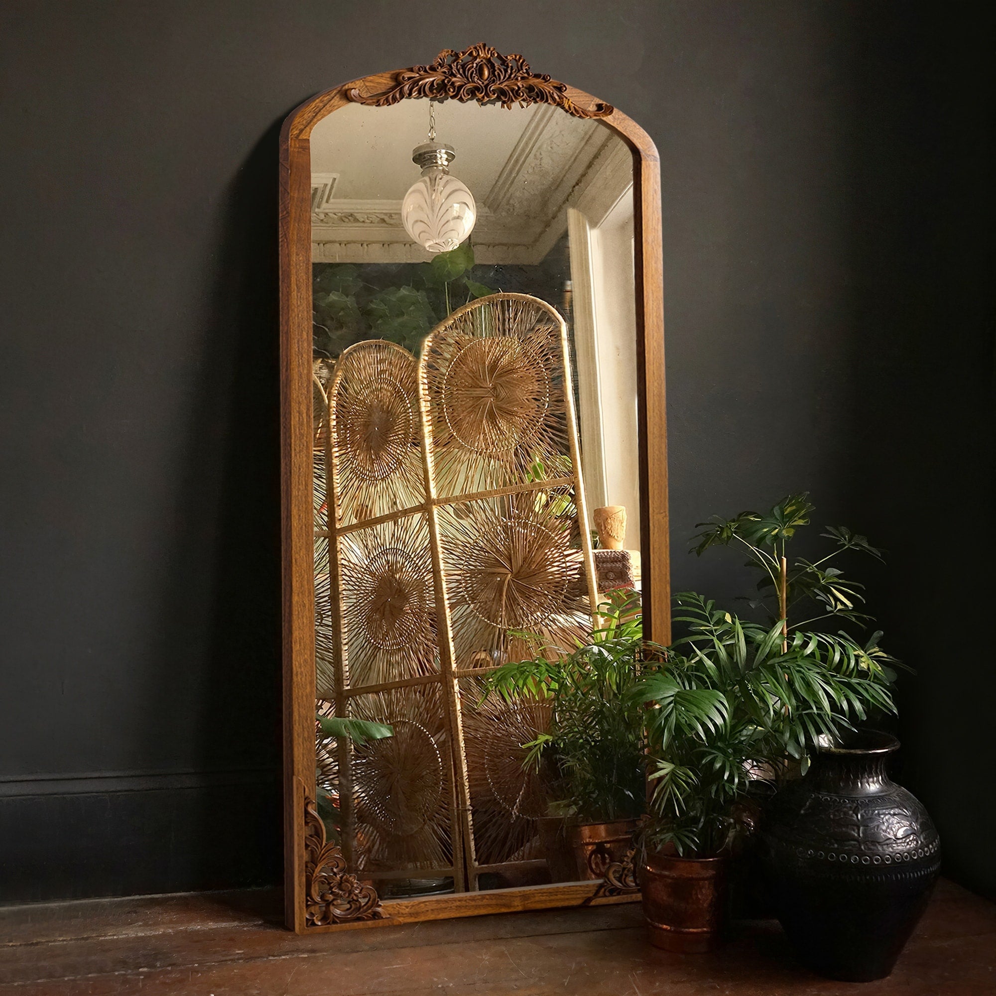 Specchio da pavimento intagliato in legno massello a tutta lunghezza ad arco