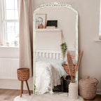 Specchio da pavimento intagliato in legno massello a tutta lunghezza ad arco