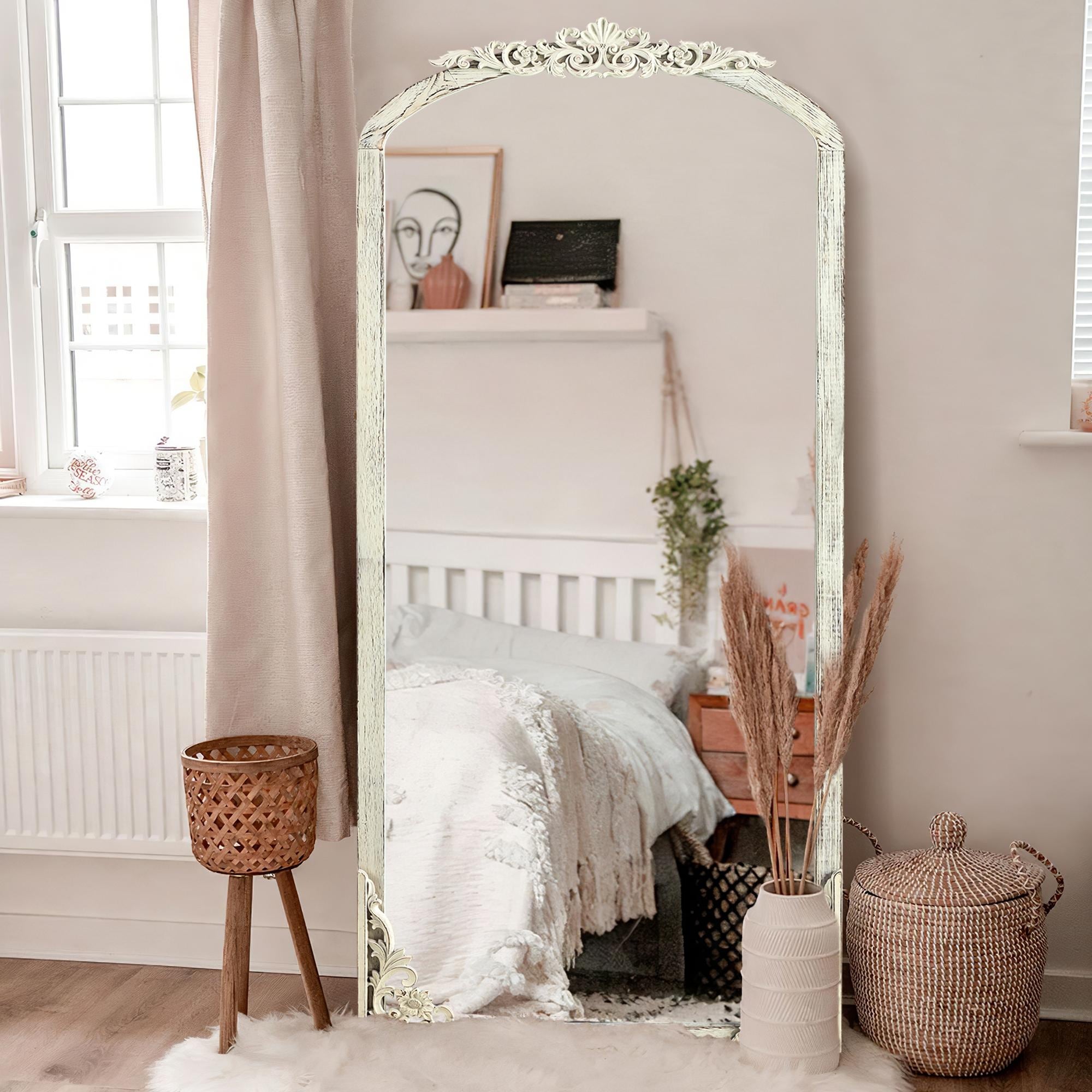 Specchio da pavimento intagliato in legno massello a tutta lunghezza ad arco