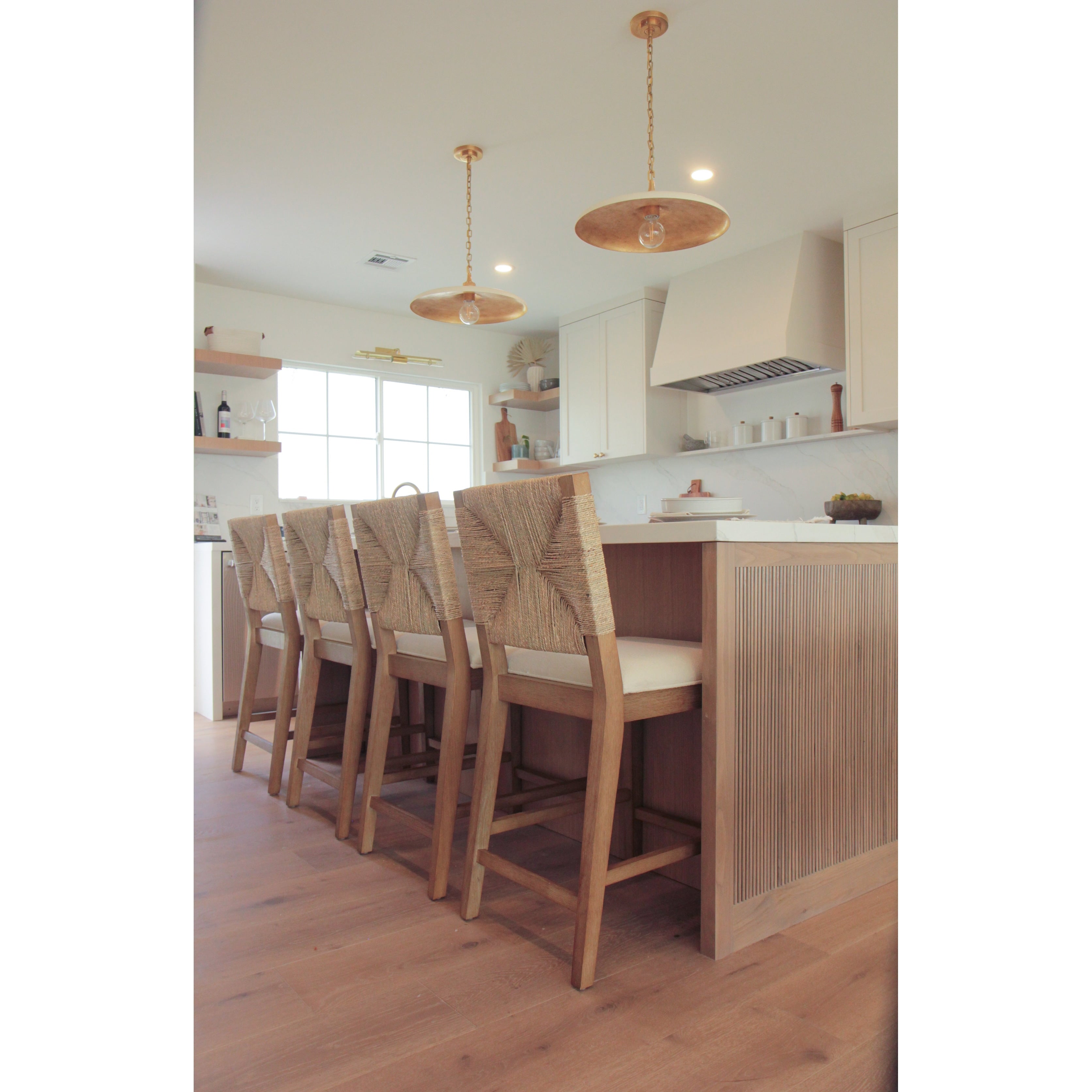 Sgabello da bar Beacon Bohemian Boucle, sedia imbottita alta fino al bancone con struttura in legno massello e schienale in giunco ​​intrecciato