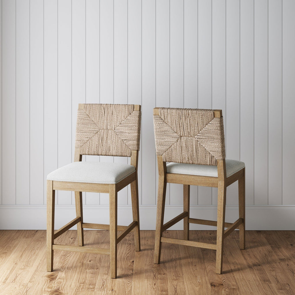 Sgabello da bar Beacon Bohemian Boucle, sedia imbottita alta fino al bancone con struttura in legno massello e schienale in giunco ​​intrecciato