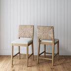 Sgabello da bar Beacon Bohemian Boucle, sedia imbottita alta fino al bancone con struttura in legno massello e schienale in giunco ​​intrecciato