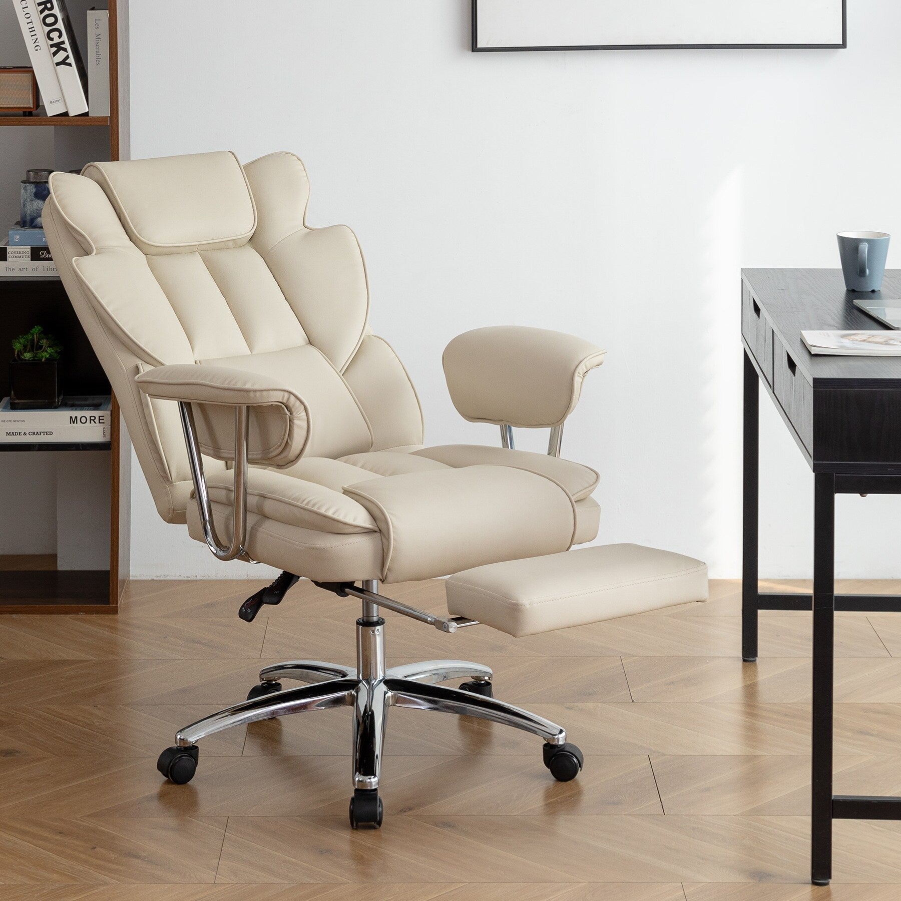 Poltrona reclinabile ergonomica da ufficio con schienale alto girevole a 360° in similpelle beige, supporto lombare, poggiapiedi, altezza regolabile