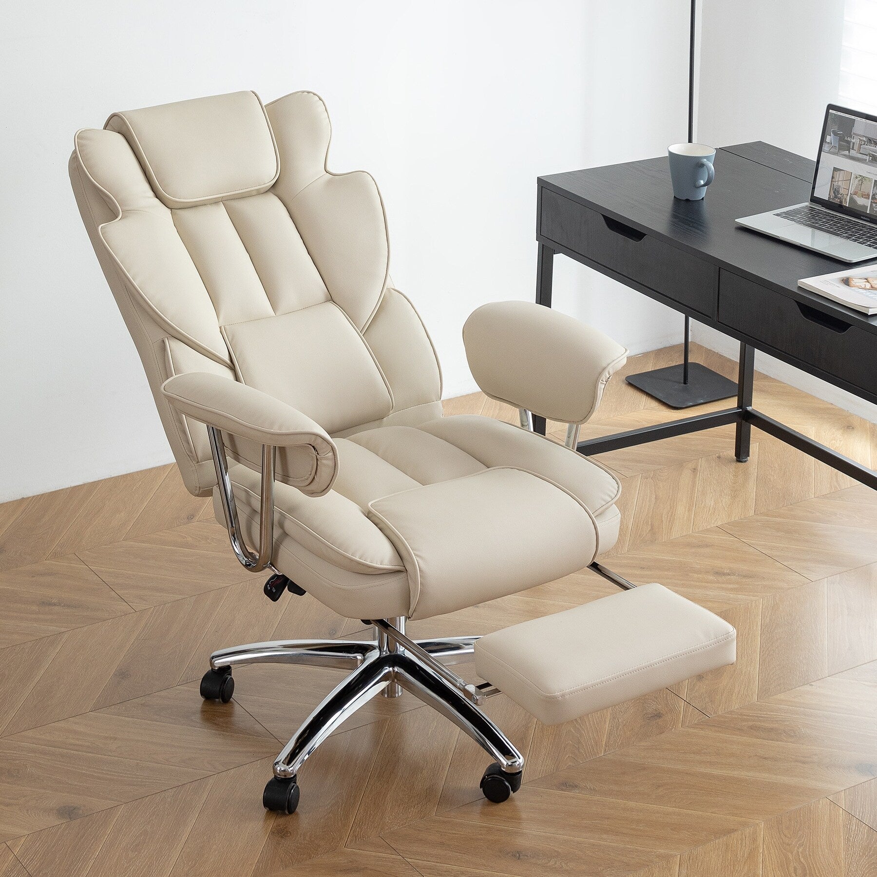 Poltrona reclinabile ergonomica da ufficio con schienale alto girevole a 360° in similpelle beige, supporto lombare, poggiapiedi, altezza regolabile
