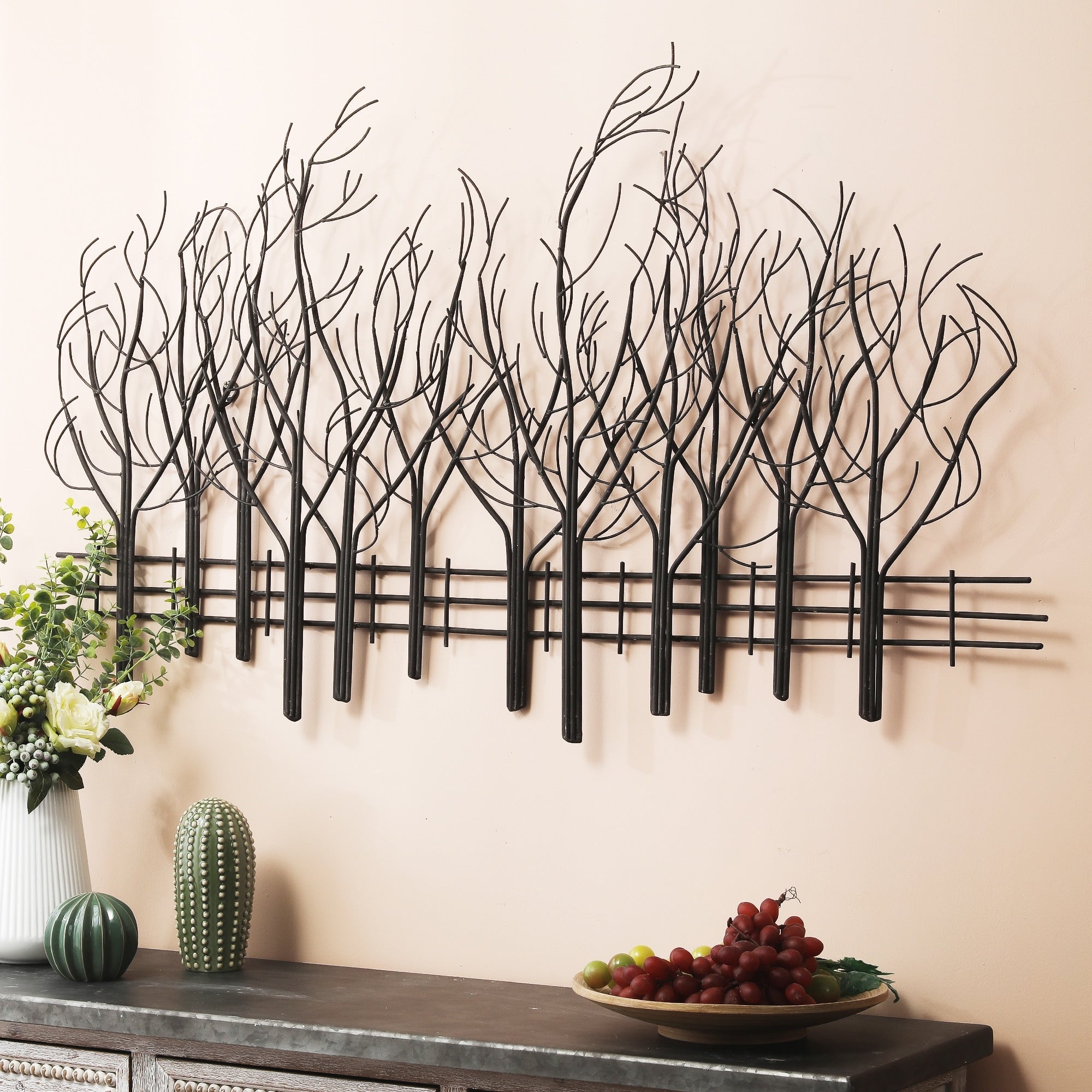Decorazione da parete in metallo nero con campo di alberi