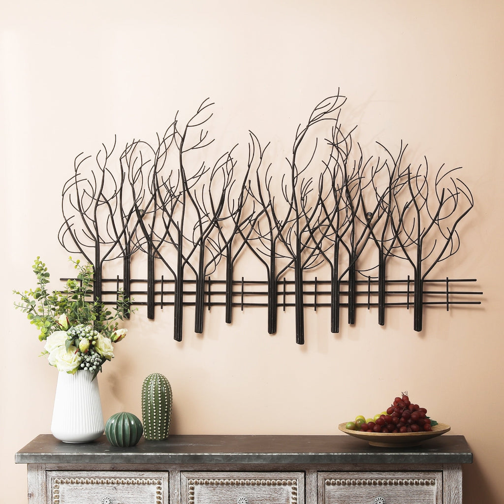 Decorazione da parete in metallo nero con campo di alberi