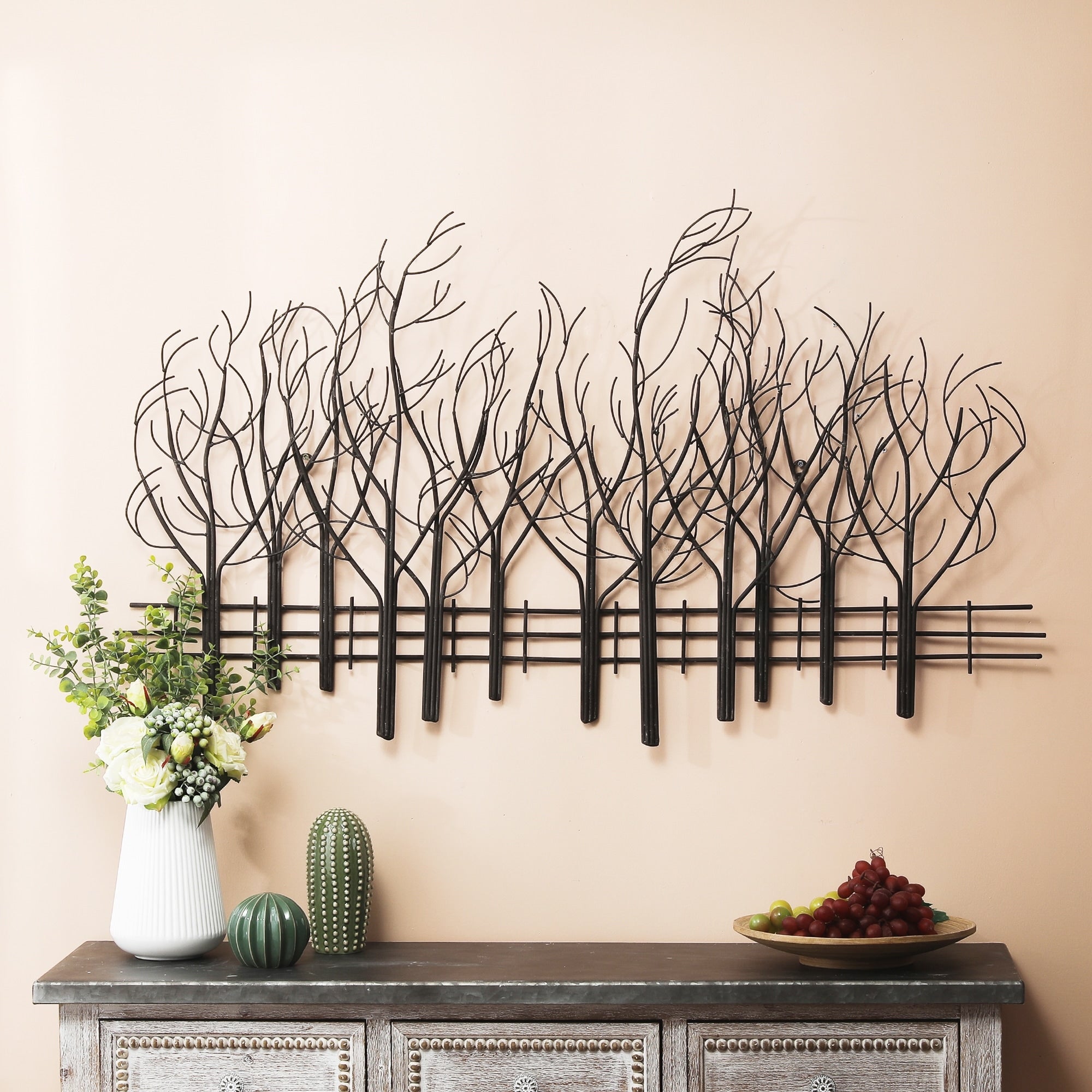 Decorazione da parete in metallo nero con campo di alberi