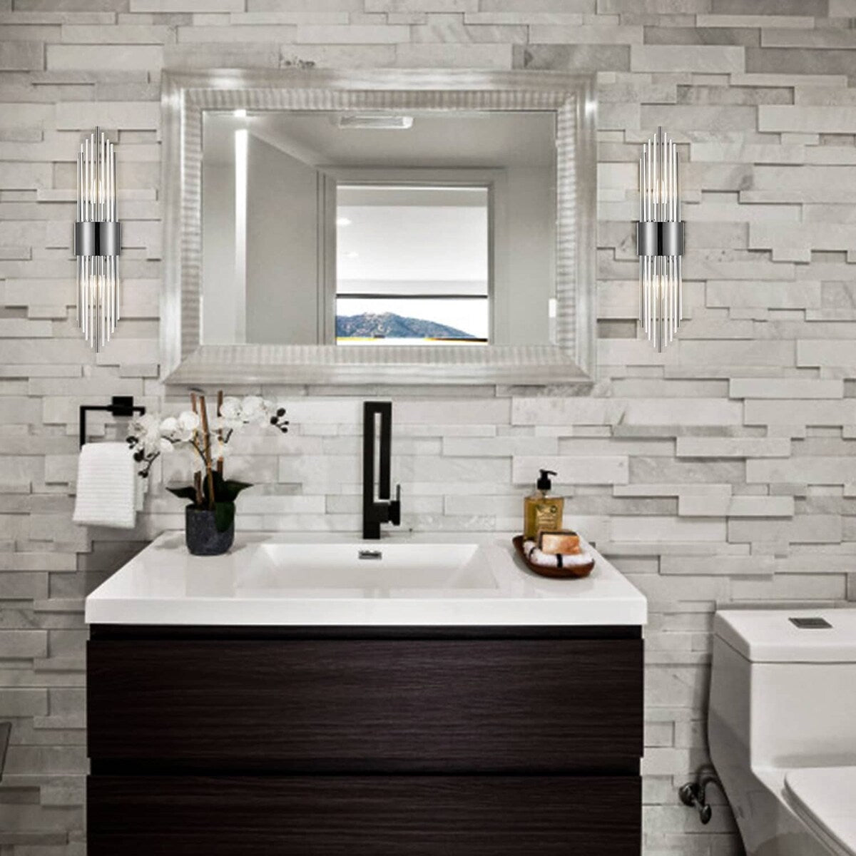 Applique da parete moderna in metallo Cabrera con bellissime aste in vetro trasparente per bagno, set da 2