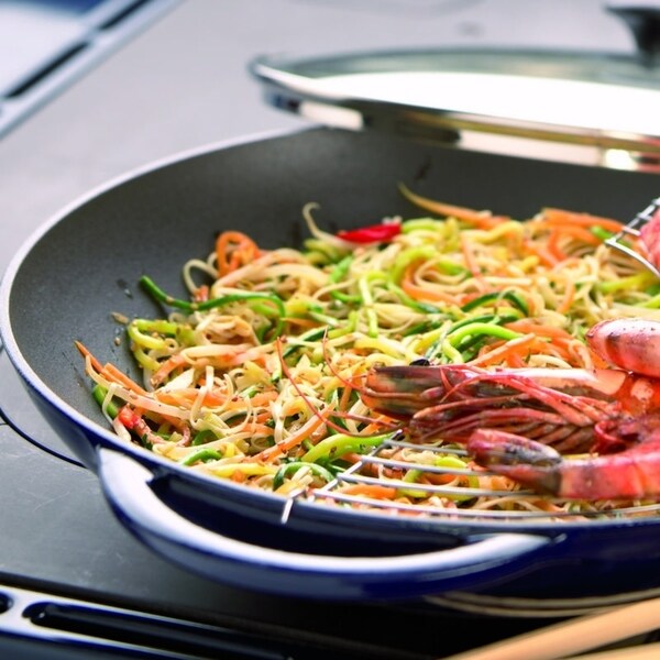 Wok in ghisa smaltata francese rossa Chasseur da 16 pollici con coperchio in vetro