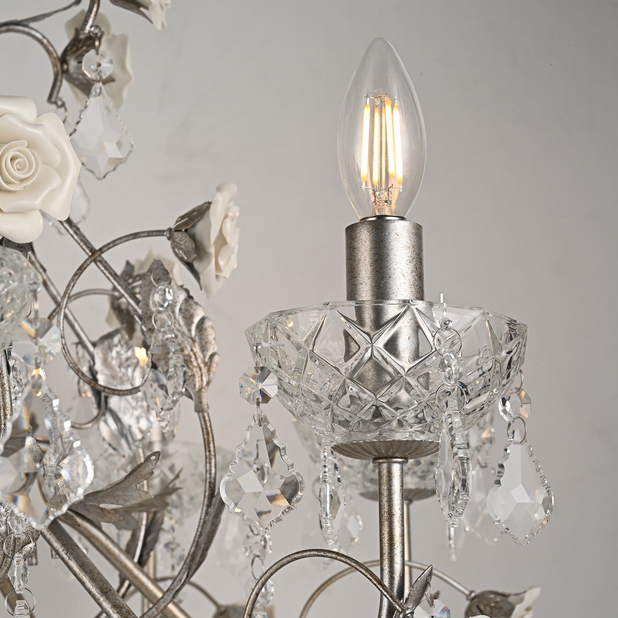 Bellissimo ed elegante lampadario decorativo vintage Crystal Palace con rose