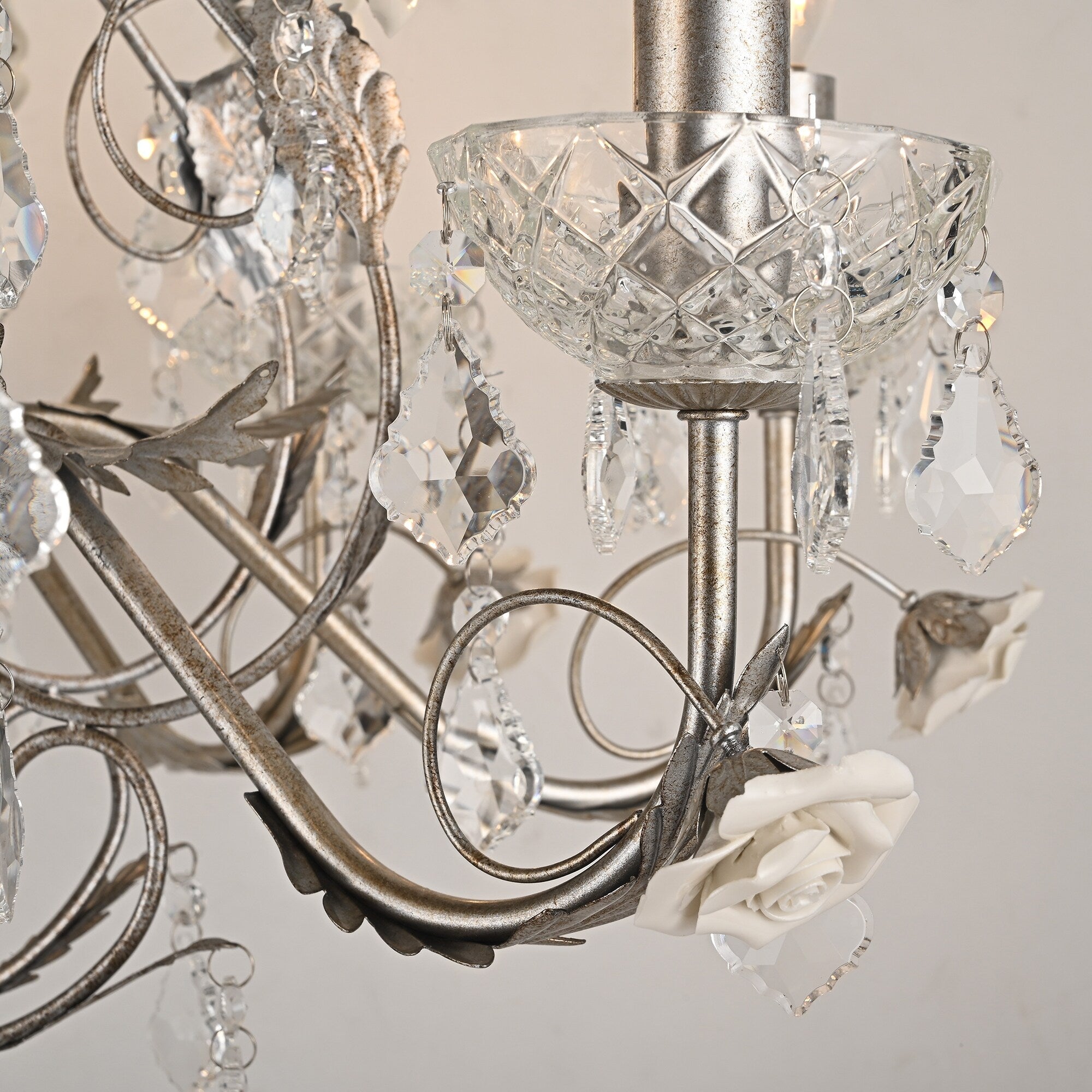 Bellissimo ed elegante lampadario decorativo vintage Crystal Palace con rose